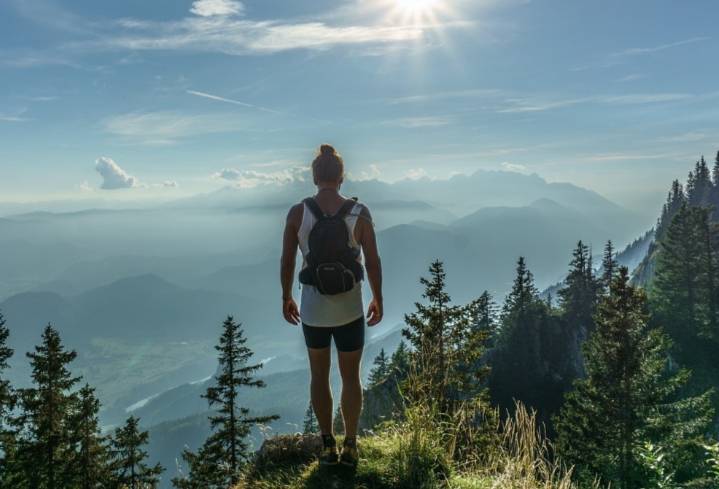 Puncak Saiful Tamburaka: Spot Foto Instagramable dengan Pemandangan Perbukitan Hijau