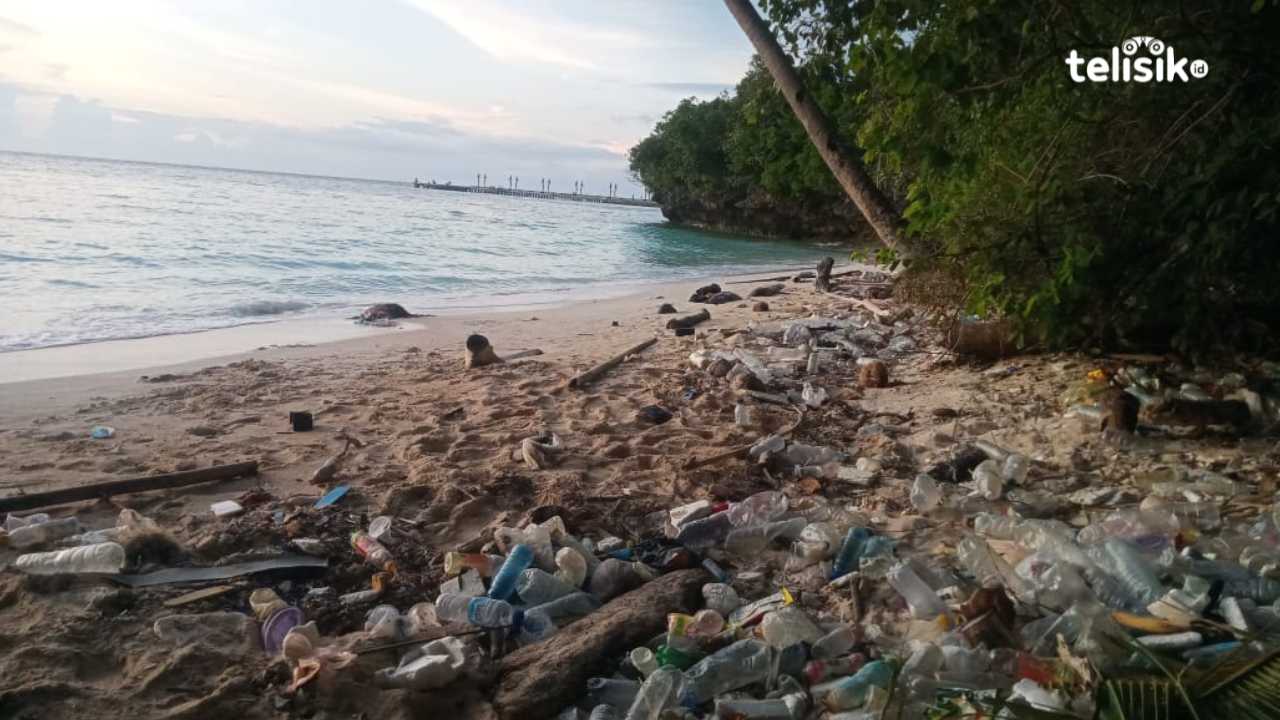 Tumpukan Sampah Plastik hingga Bantal Guling Rusak Keindahan Pantai One Saibu Wakatobi