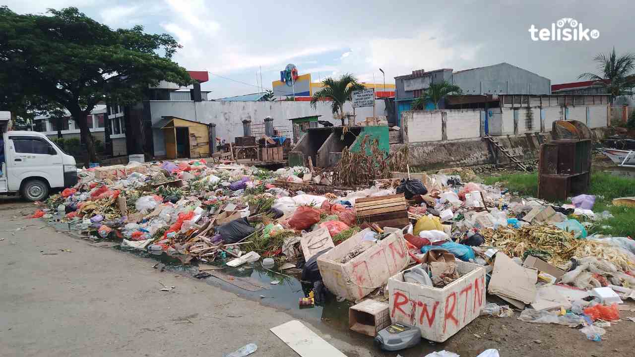Tumpukan Sampah TPI Kendari Resahkan Pedagang dan Pembeli