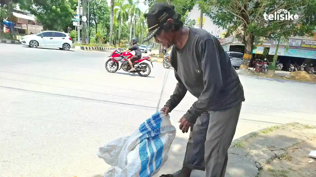 Usaha Ternak Bangkrut, Kakek Tua di Kendari Ini Nafkahi Keluarga dengan Memulung