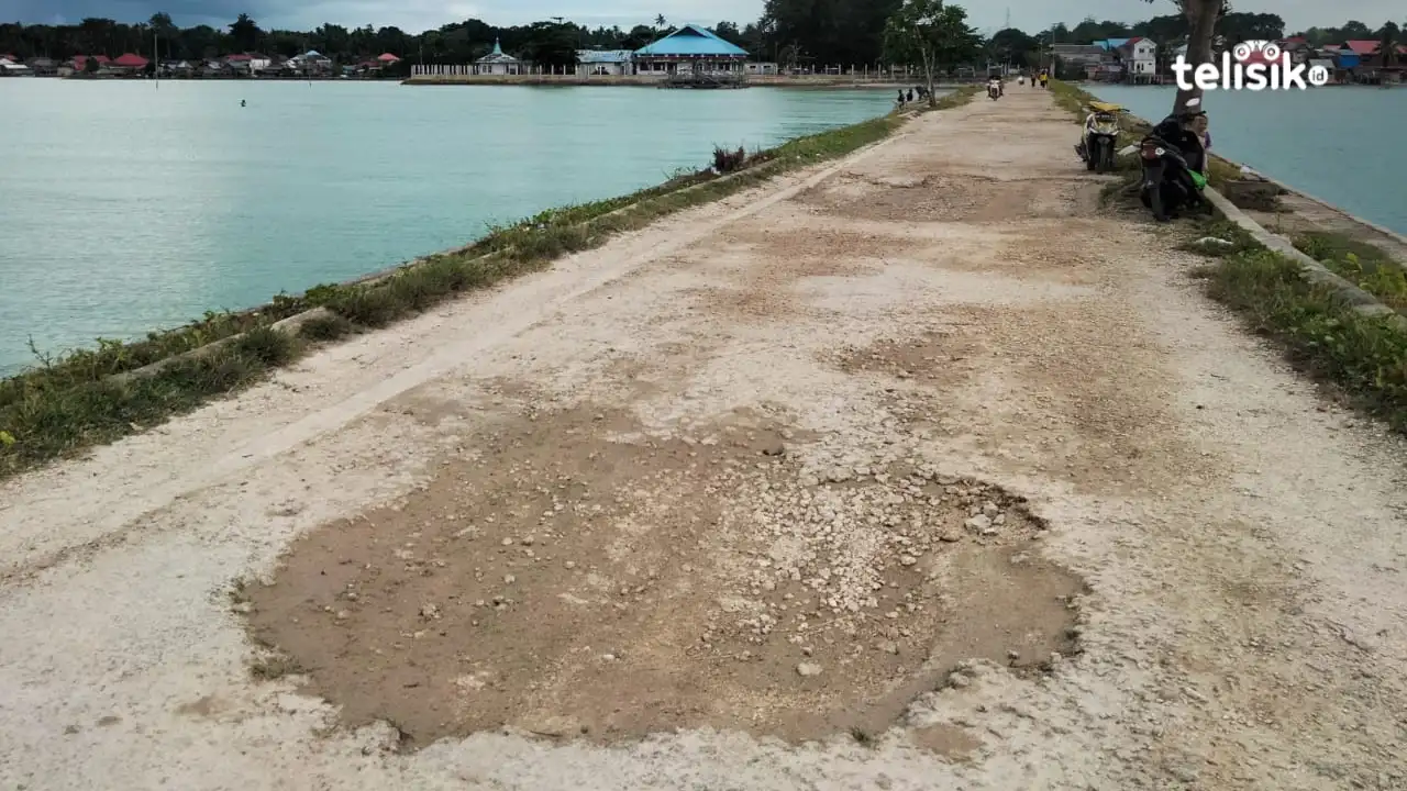 Warga dan Penumpang Kapal Feri Keluhkan Jalan Pelabuhan Penyebrangan Mawasangka Rusak