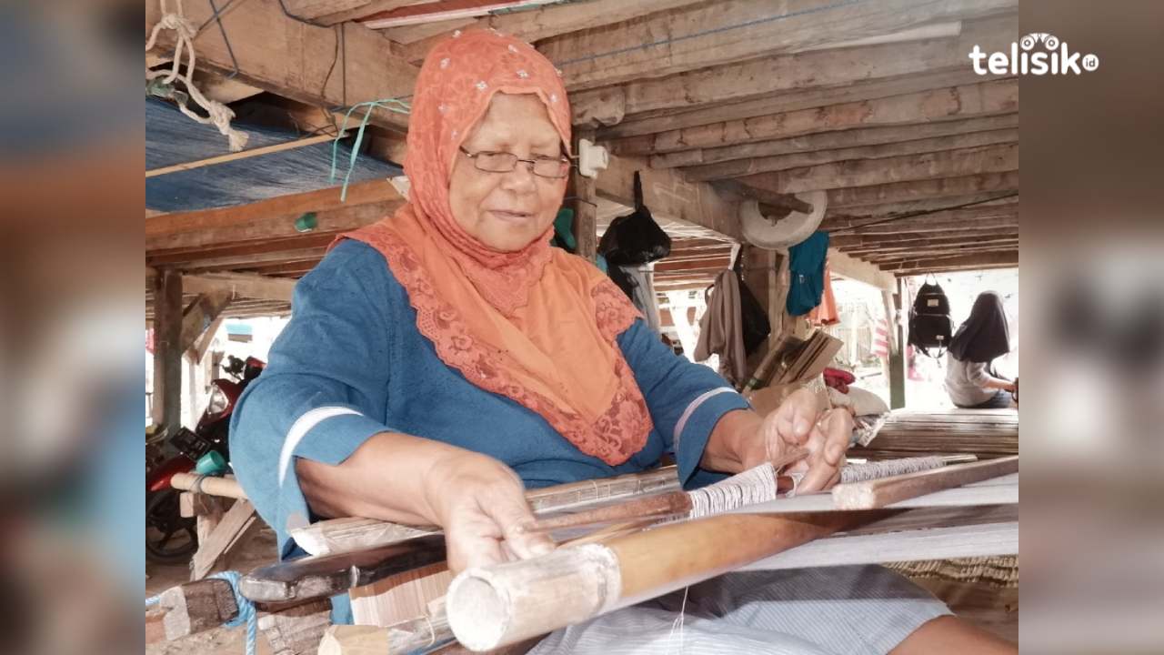 Kearifan Lokal Sarung Buton di Pulau Makasar: Dilestarikan Penenun Wanita Lansia
