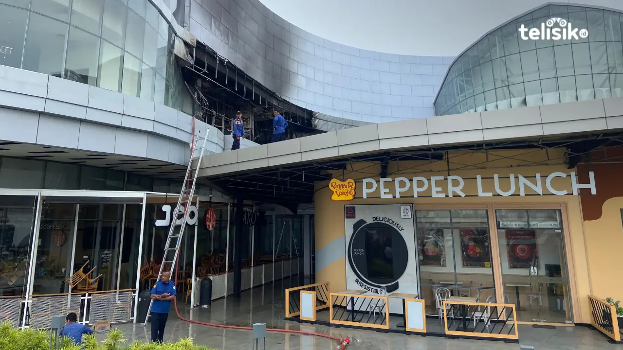 Kebakaran di The Park Kendari Diduga Berasal dari Dua Toko