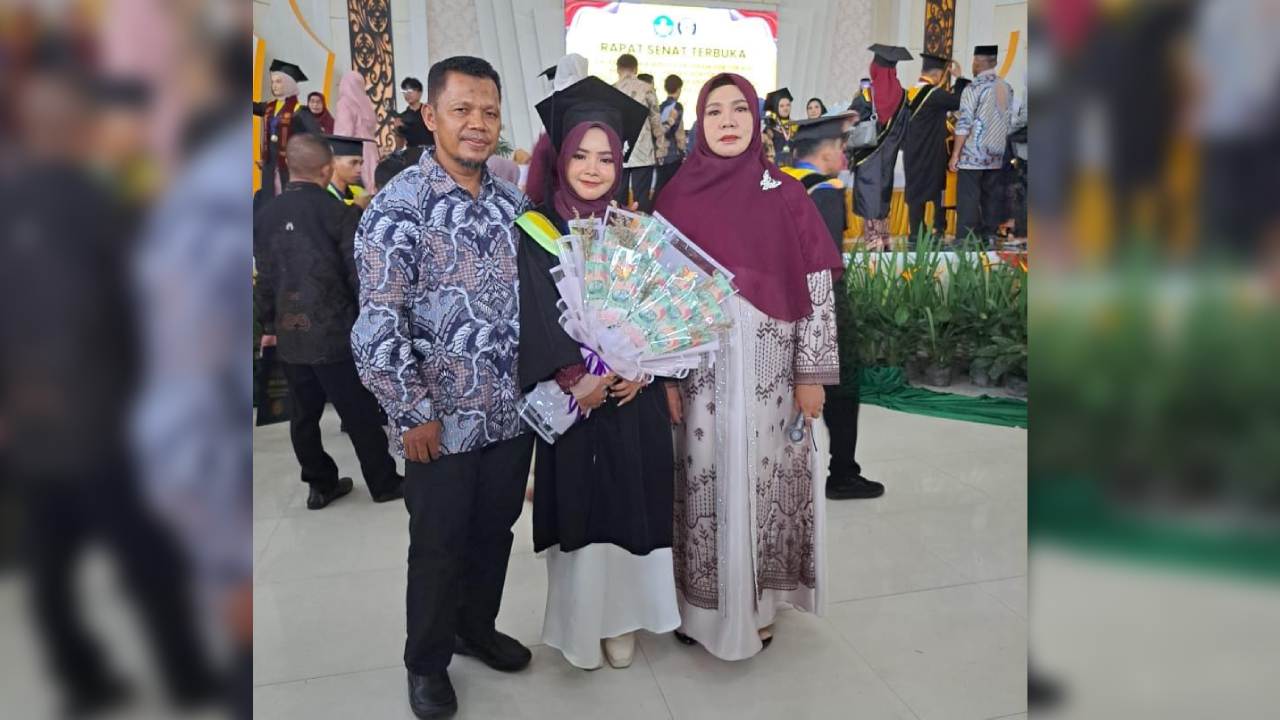 Raih IPK 3,99 Shofa Nur Amirah Khairiyah Jadi Wisudawan Terbaik UHO Kendari