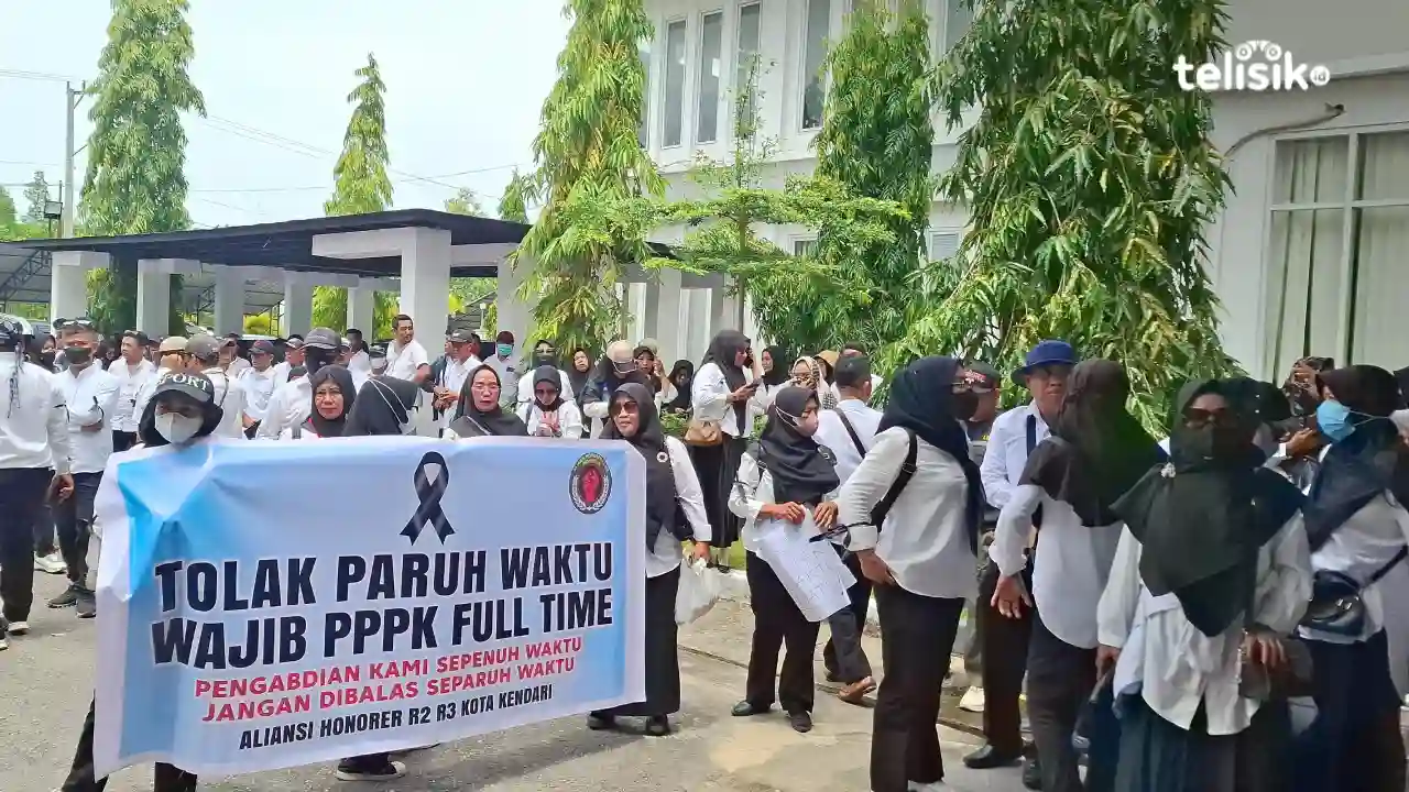 Ribuan Tenaga Honorer di Kendari Demo Tolak Skema PPPK Paruh Waktu