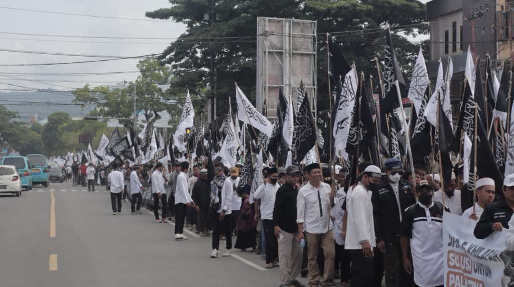 Ribuan Warga Kendari Kibarkan Bendera Tauhid Bela Palestina