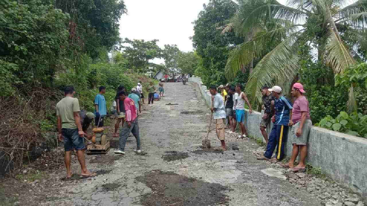 Warga Siompu Buton Selatan Swadaya Biayai Perbaikan Jalan Poros Dua Desa