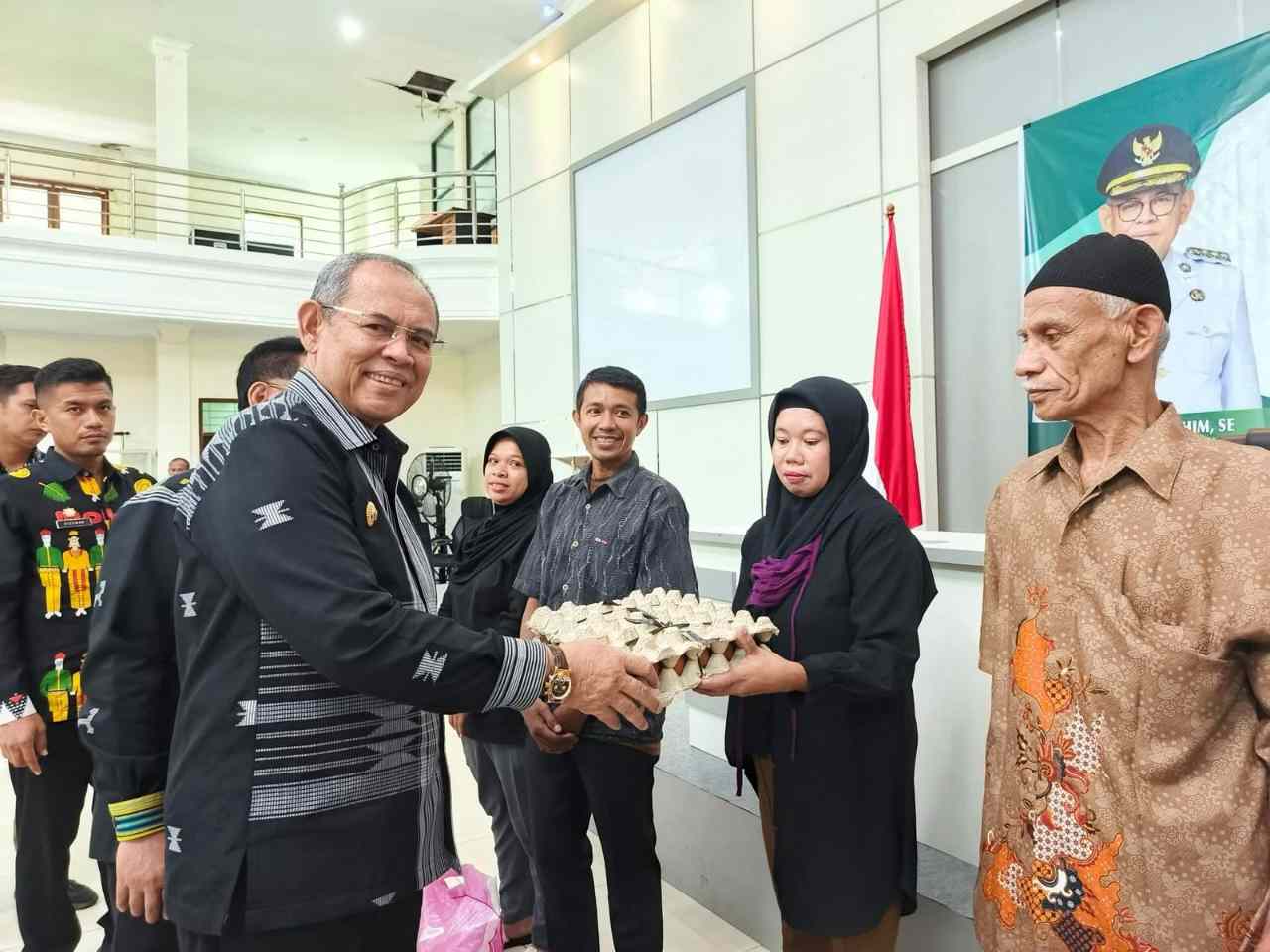 425 Dhuafa di Kota Baubau Terima Paket Sembako