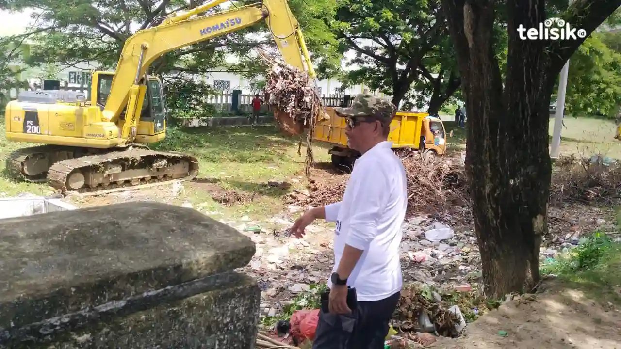 Aksi Nyata Wabup Muna, Turunkan Alat Berat Bersihkan Tumpukan Sampah
