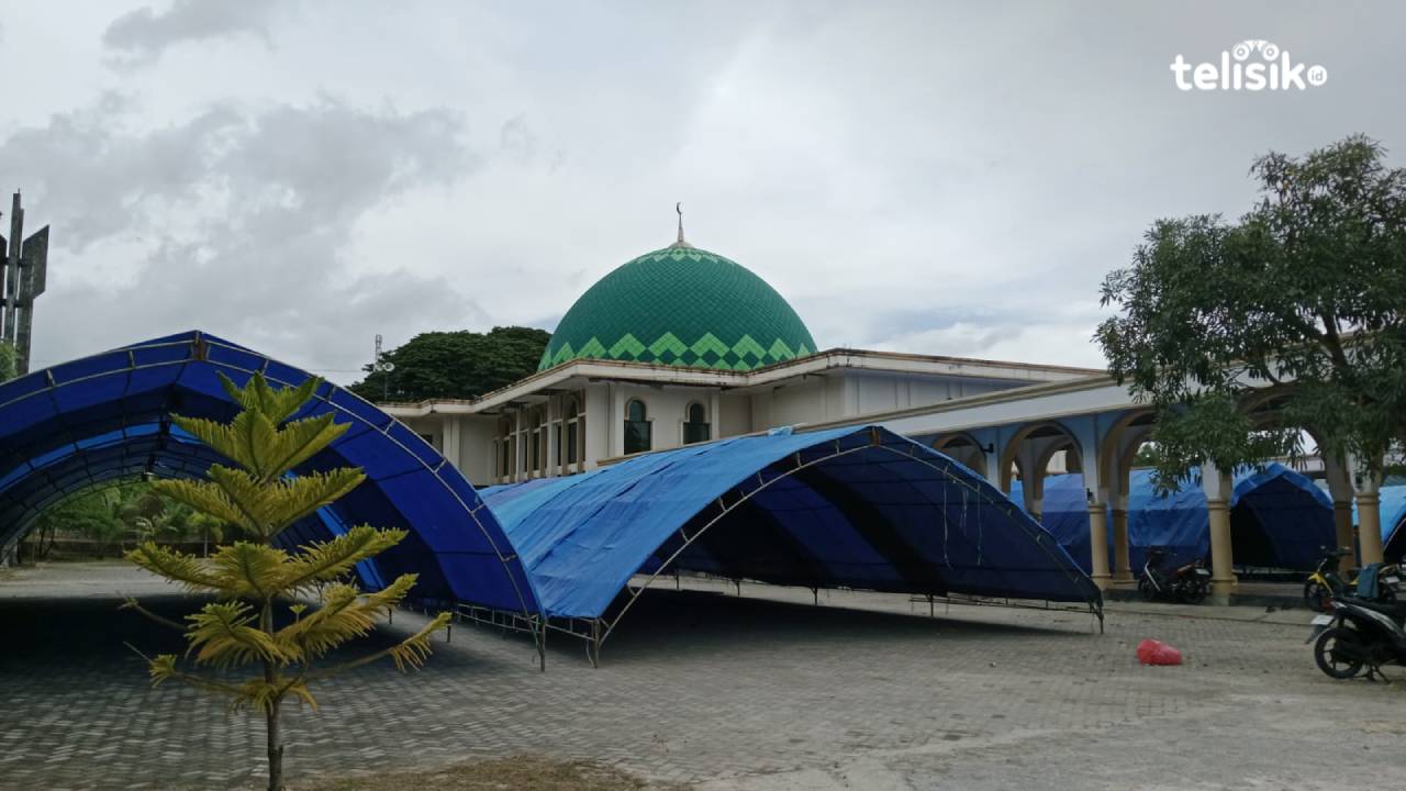 Bupati dan Wabup Muna Salat Idul Fitri di Masjid Agung Almunawarah