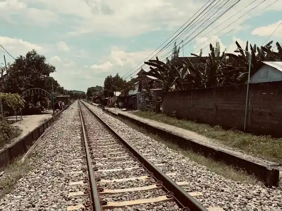 Cerita Seram Penjaga Pintu Kereta Api, Diganggu Sosok Wanita dan Ular Welang