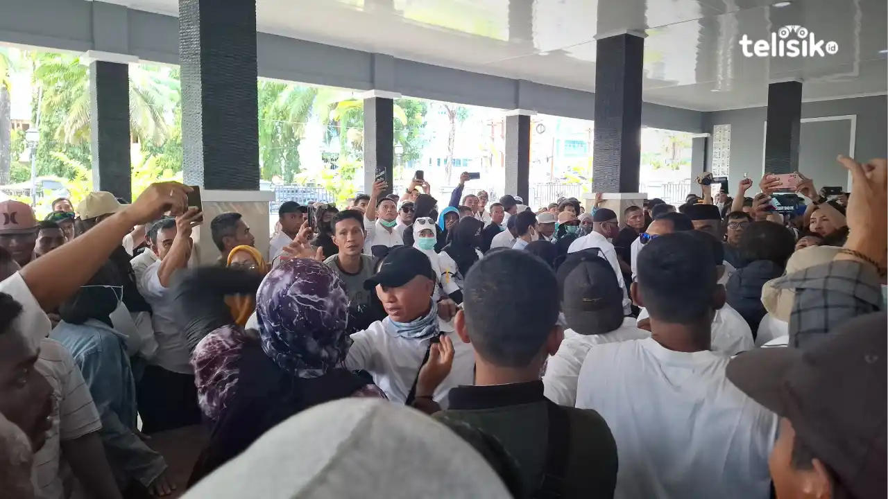 Demo CPNS dan CPPPK Sultra Ricuh, Banting Meja Usai Dengar Telepon Anggota DPR RI Bahtera