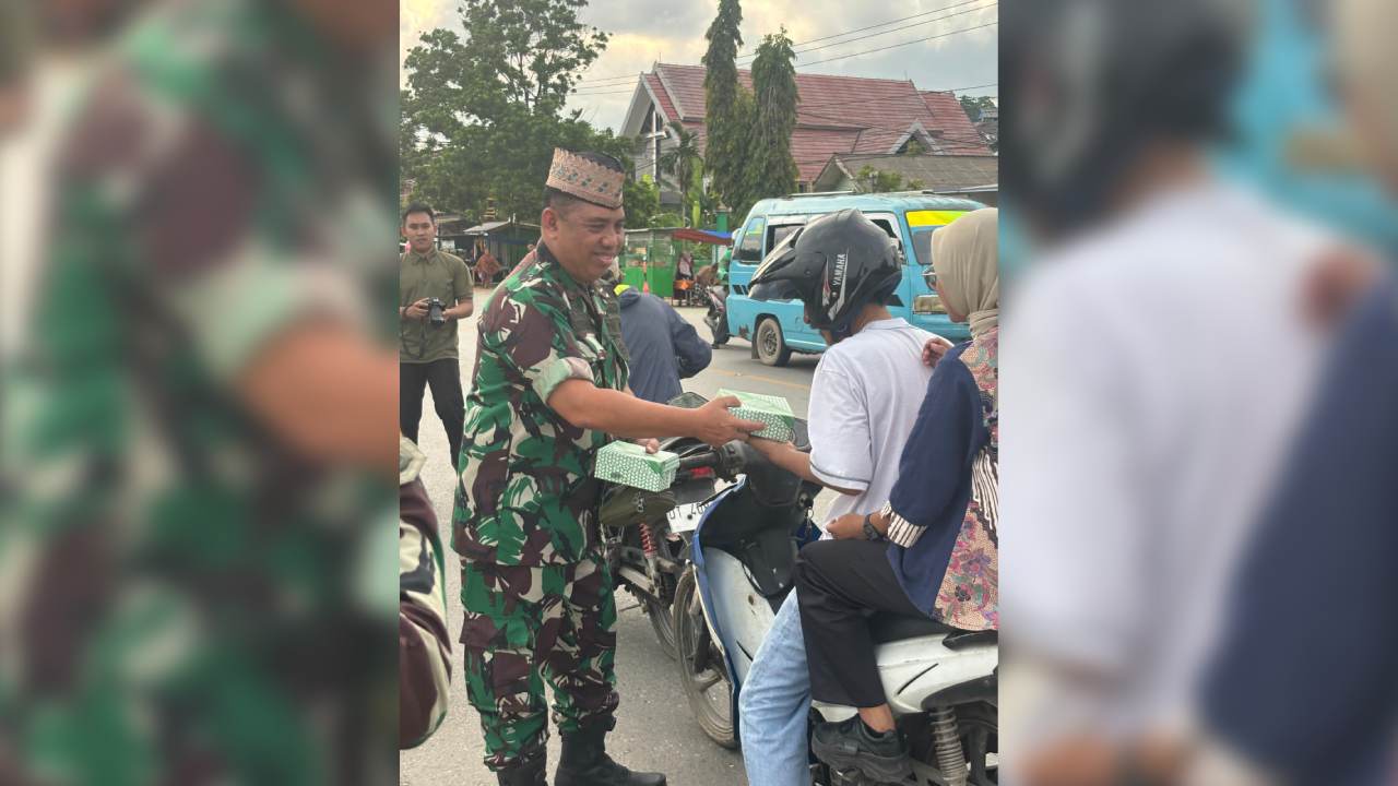 Denkomlek Rem 143/HO Berbagi Takjil, Wujud Komitmen TNI Dekat Masyarakat