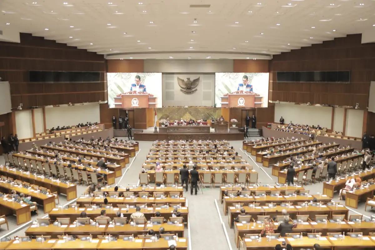 DPR dan Pemerintah Diam-diam Kebut Revisi UU TNI di Hotel Mewah, Ada Apa?
