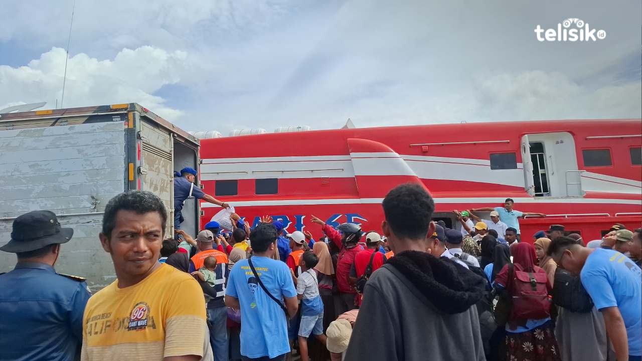 Emak-Emak dan Buruh Pelabuhan Berebut Bingkisan Gubernur ASR