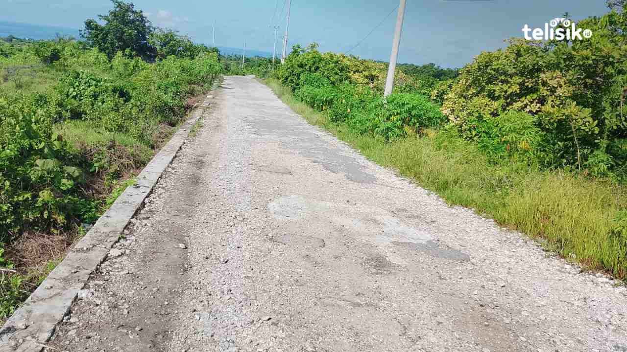 Jalan Poros Penghubung Dua Kecamatan di Pulau Siompu Rusak Hambat Perekonomian Masyarakat