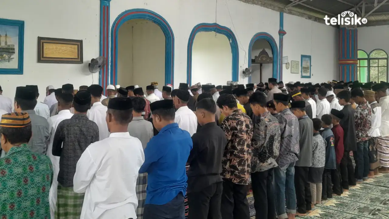 Lebih Awal, Jemaah Masjid Kerajaan Muna Laksanakan Salat Idul Fitri Hari Ini