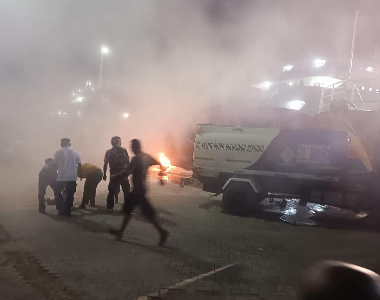 Mobil Tangki Pengisi BBM Kapal Malam Terbakar di Pelabuhan Pangkalan Perahu Kendari, Penumpang Berlarian