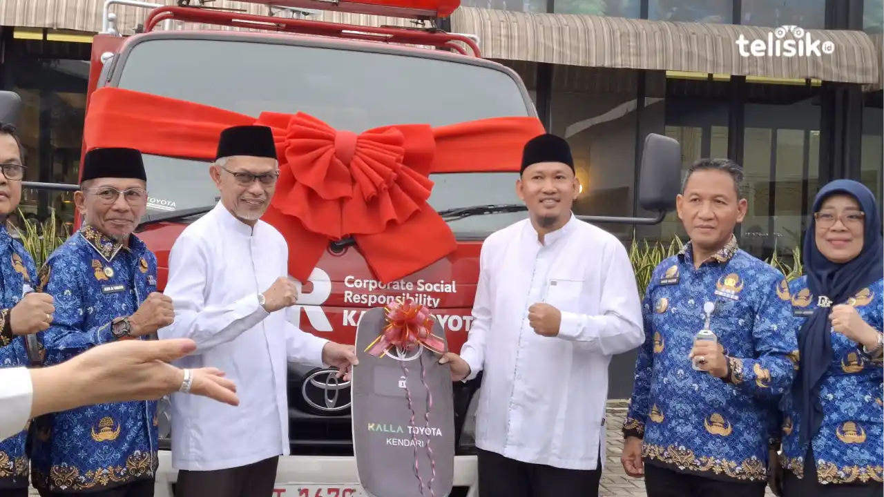 Pemkot Kendari Terima Satu Unit Mobil Damkar dan 35 Bak Sampah dari Kalla Toyota