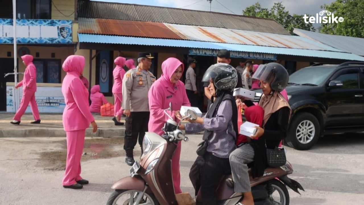 Polres dan Bhayangkari Wakatobi Berbagi Takjil Gratis ke Masyarakat