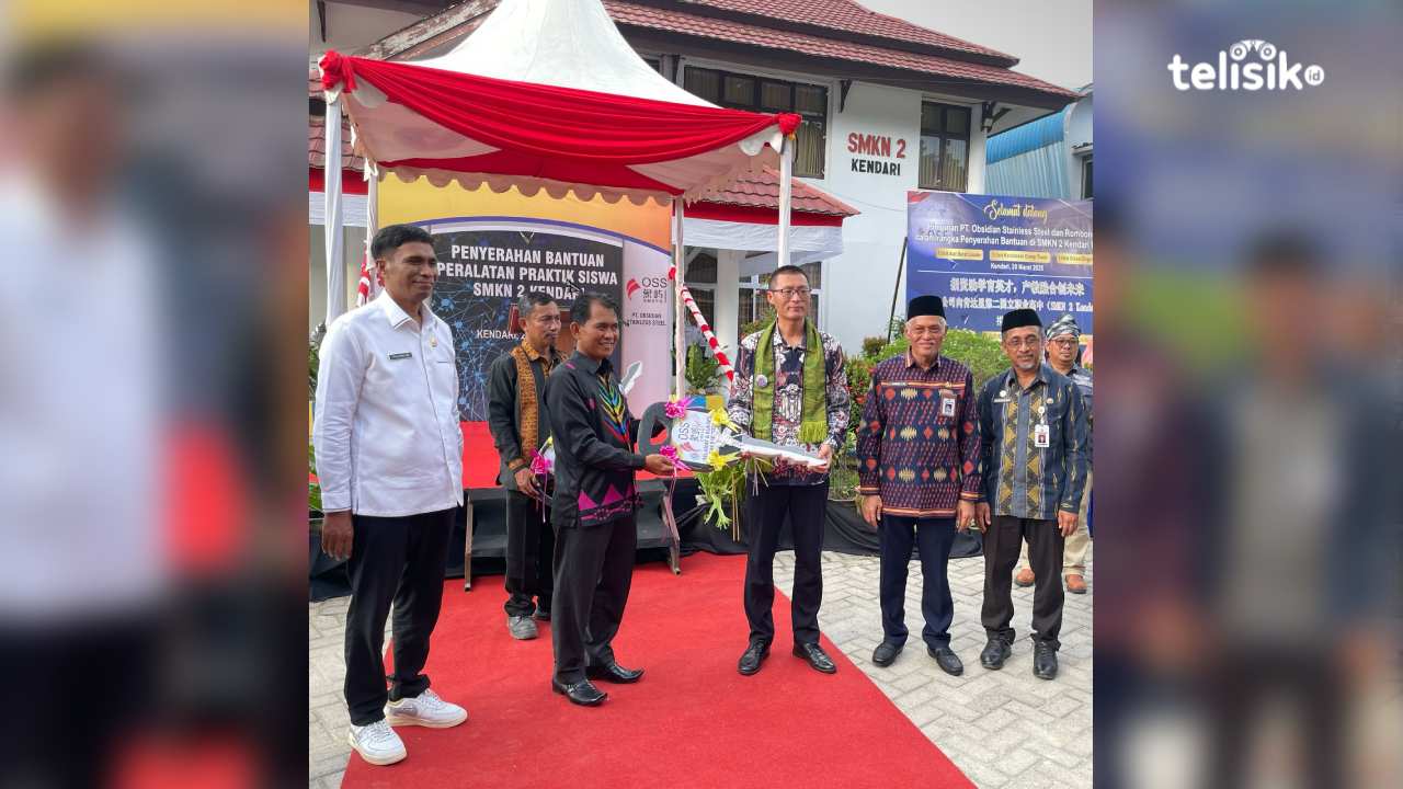PT Obsidian Stainless Steel Hibahkan Alat Berat dan Mesin ke SMKN 2 Kendari