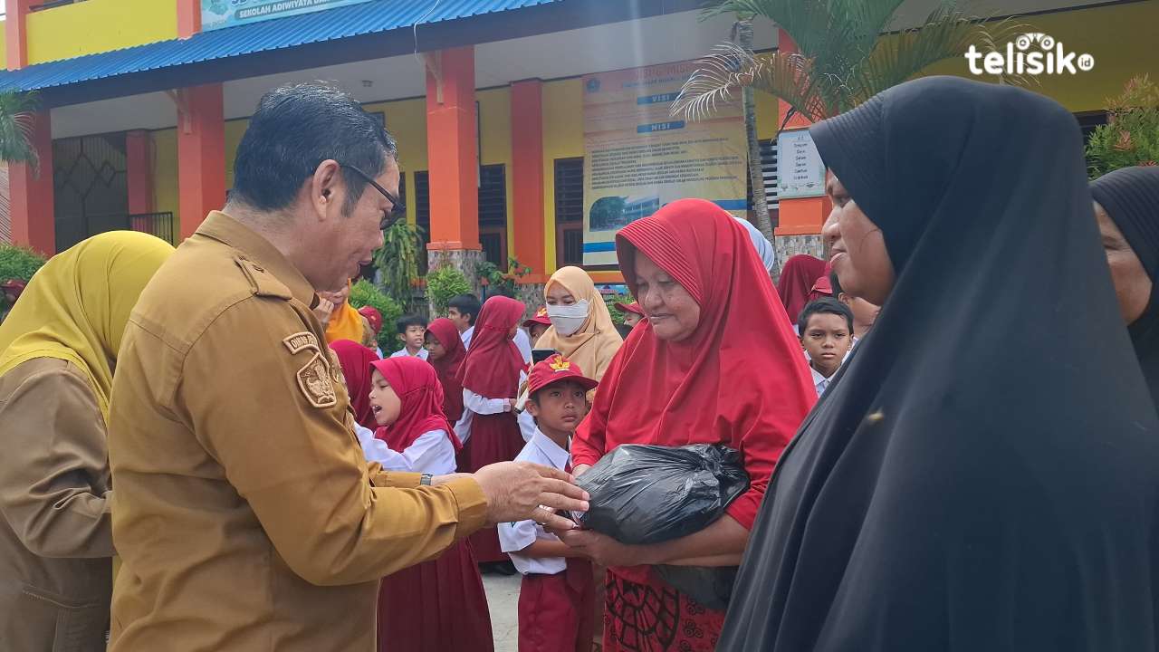 Ratusan Siswa dan Janda Tak Kuasa Tahan Haru di SDN 2 Kendari