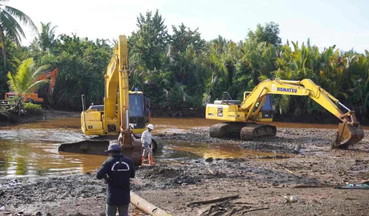 Respons Permintaan Warga, PT GKP Normalisasi Sungai Roko-roko