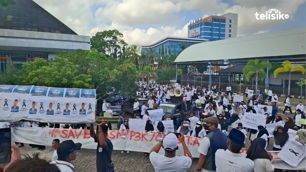 Sambil Bawa Keranda, Ribuan CPNS dan CPPPK Sultra Demo Tolak Penundaan Pengangkatan