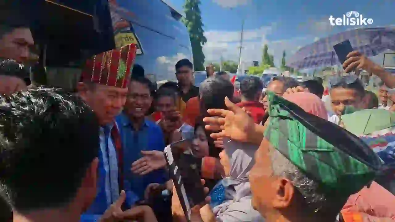 Sorak Ria Siswa dan Guru di Kendari Sambut Kedatangan Pasangan Gubernur Sultra ASR-Hugua
