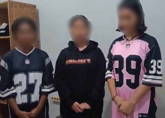 Tiga Remaja Perempuan Viral Lecehkan Gerakan Salat, Nasibnya Berakhir Begini