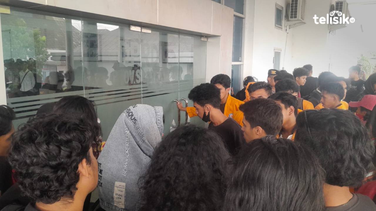 Tolak Pengesahan Revisi UU TNI, Aliansi BEM Kendari Segel Kantor DPRD Sultra