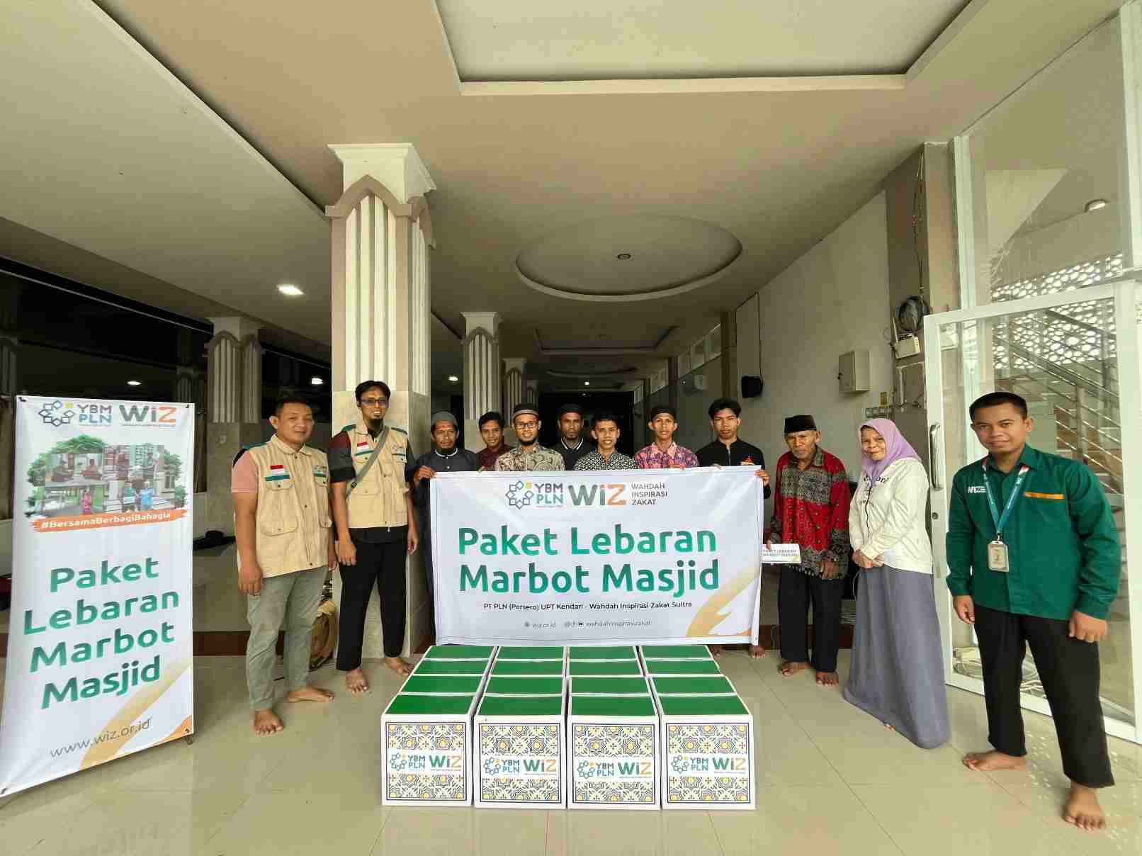 YBM PLN Kendari dan WIZ Sultra Berbagi THR ke Marbot Masjid