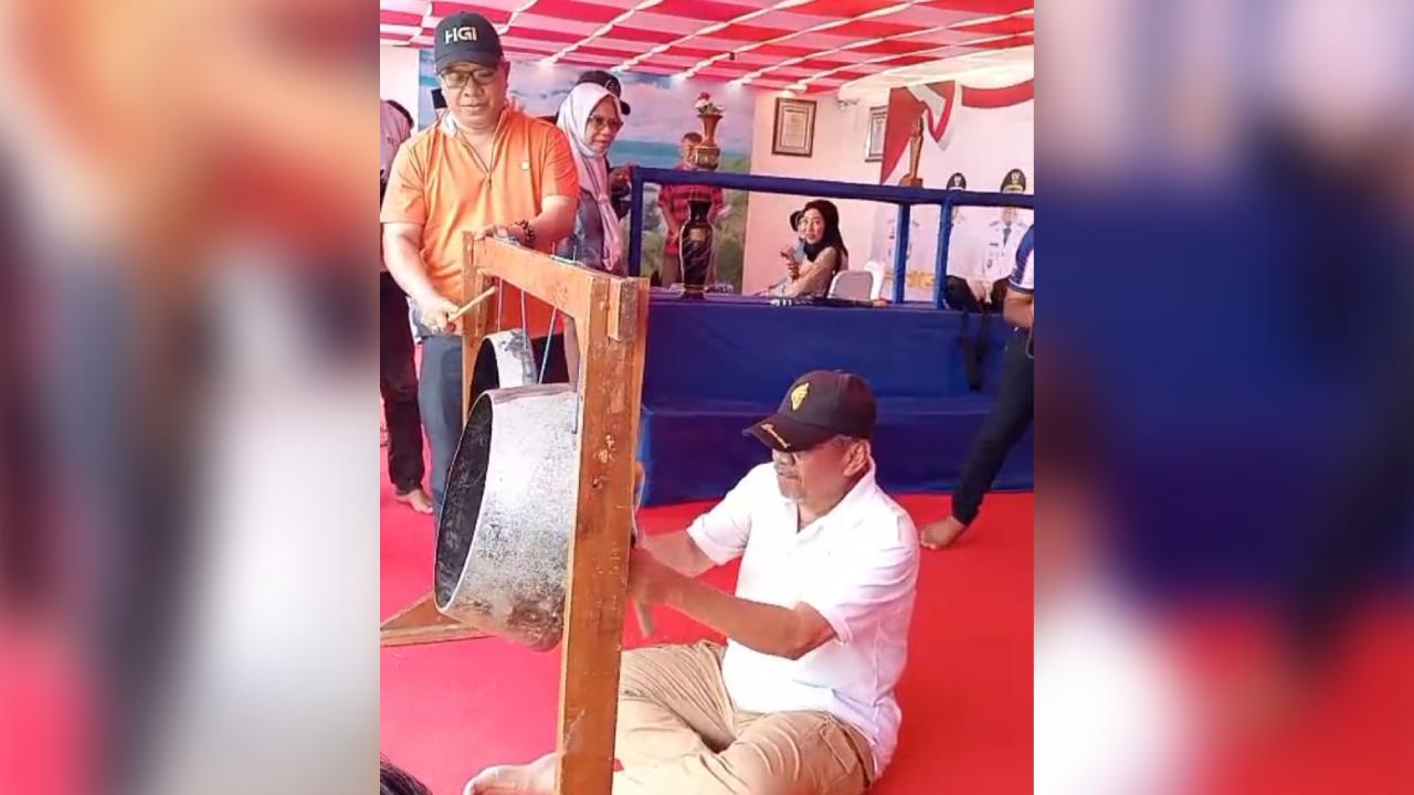 Bupati Muna Perlihatkan Kemahiran Memainkan Rambi Wuna di Pameran Harmoni Sultra