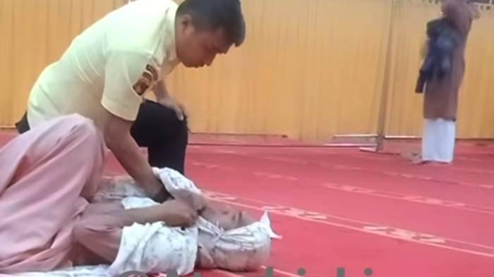 Dapat Petunjuk Mimpi, Pria Nyamar Salat di Barisan Wanita Langsung Dibanting dan Ditampar Satpam