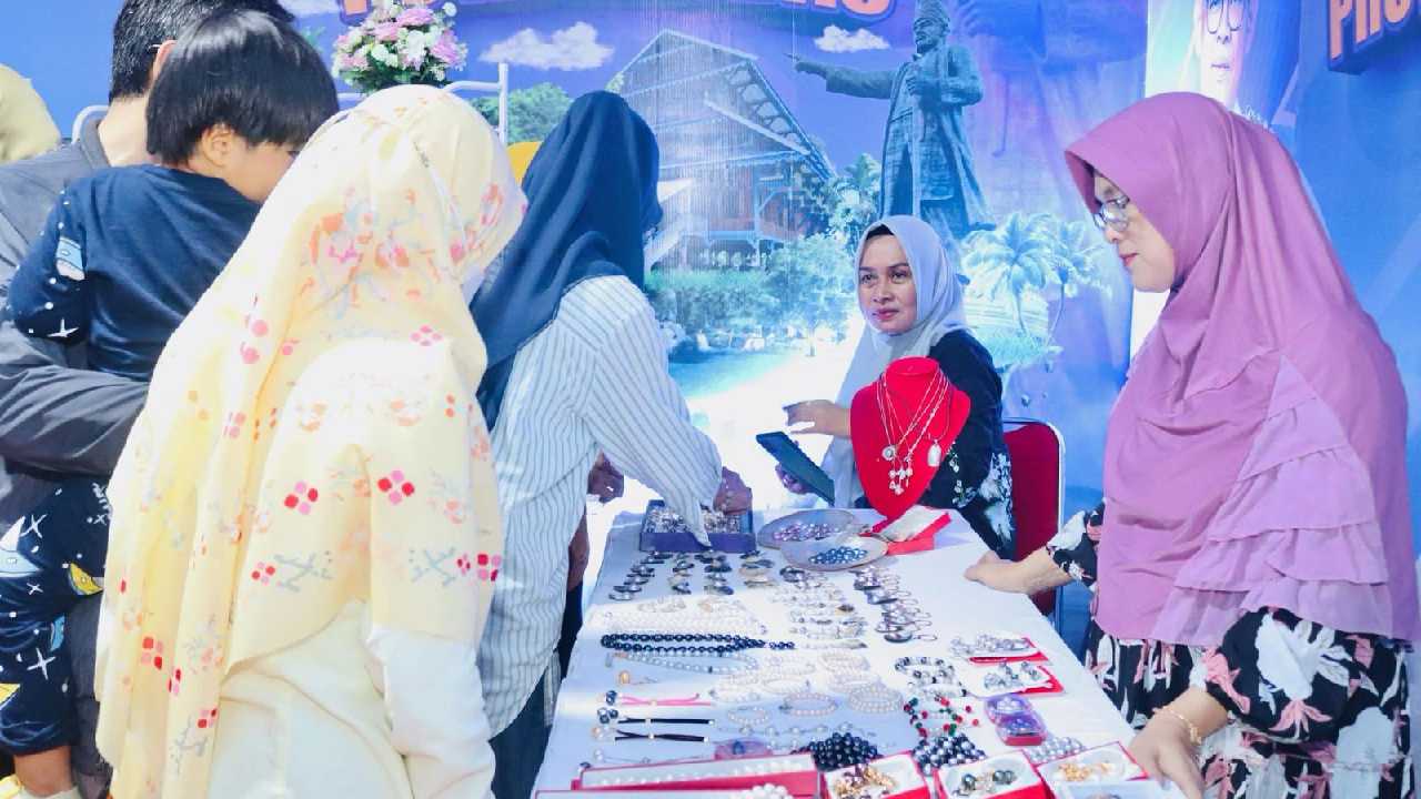 Hadirkan Penenun Buton, Produk UMKM Baubau Laku Keras di Pameran Harmoni Sulawesi Tenggara