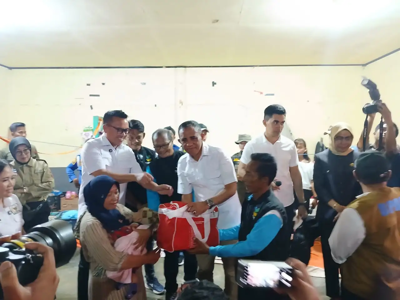 Korban Banjir di Morowali Utara Terima Bantuan dari Sentra Meohai Kendari