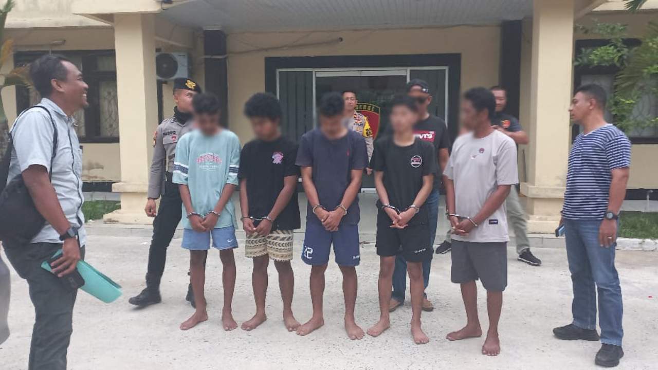 Lima Tersangka Pengeroyokan Tiga Polisi di Muna Barat Ditahan di Polda Sultra, Satu di Polres Muna