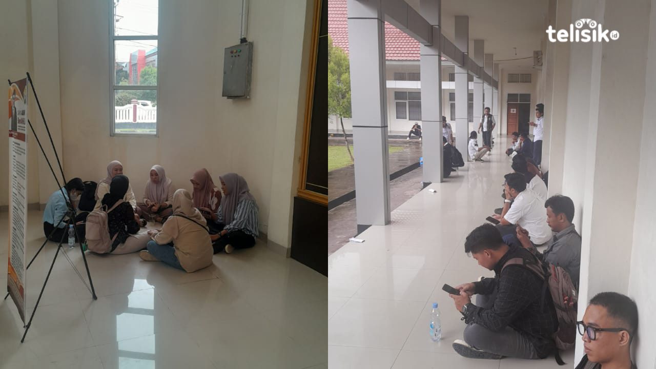 Meski Hujan Ratusan Pencari Kerja Rela Antre di Job Fair 2025 Distransnaker Sultra