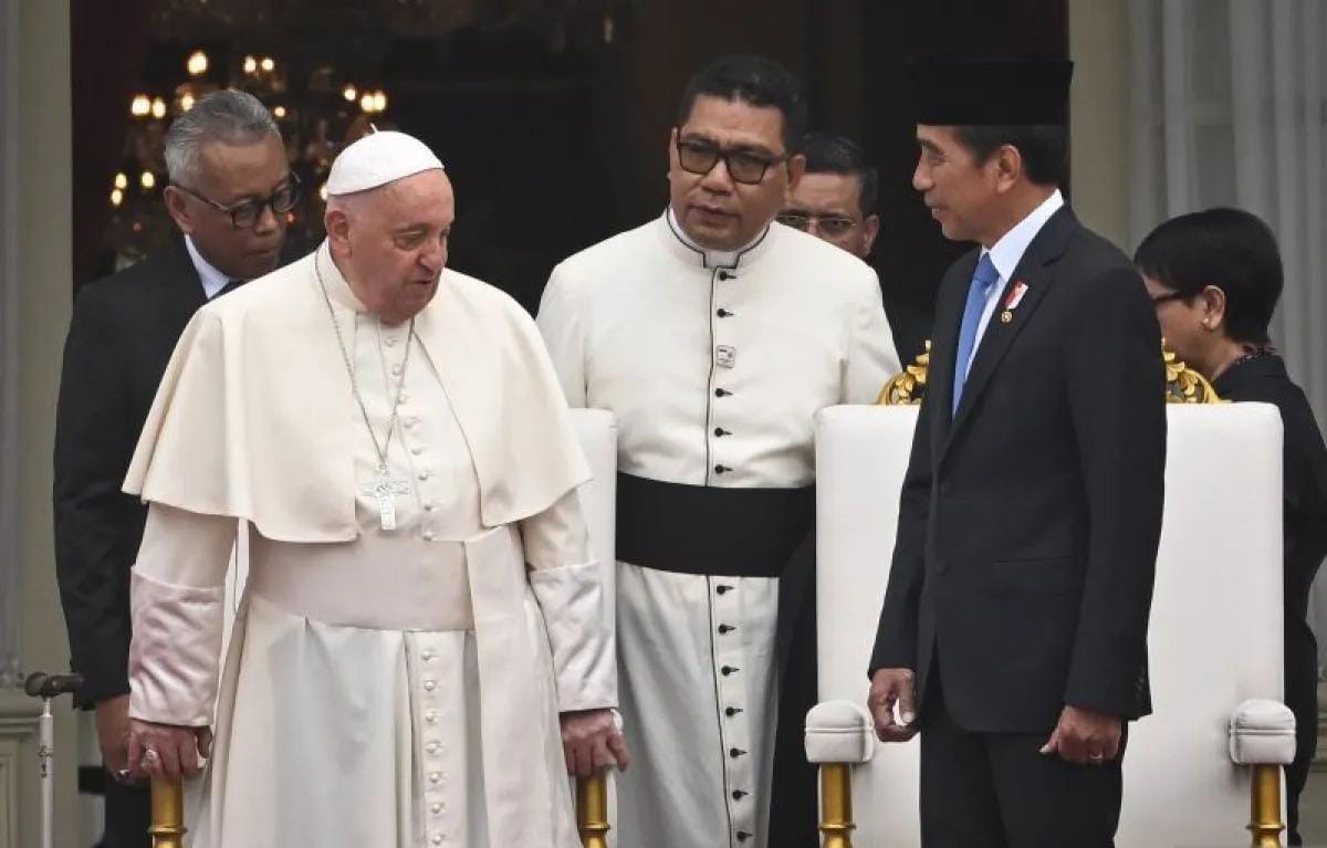 PDIP Sentil Prabowo Utus Jokowi ke Vatikan: Kenapa Bukan Wapres?