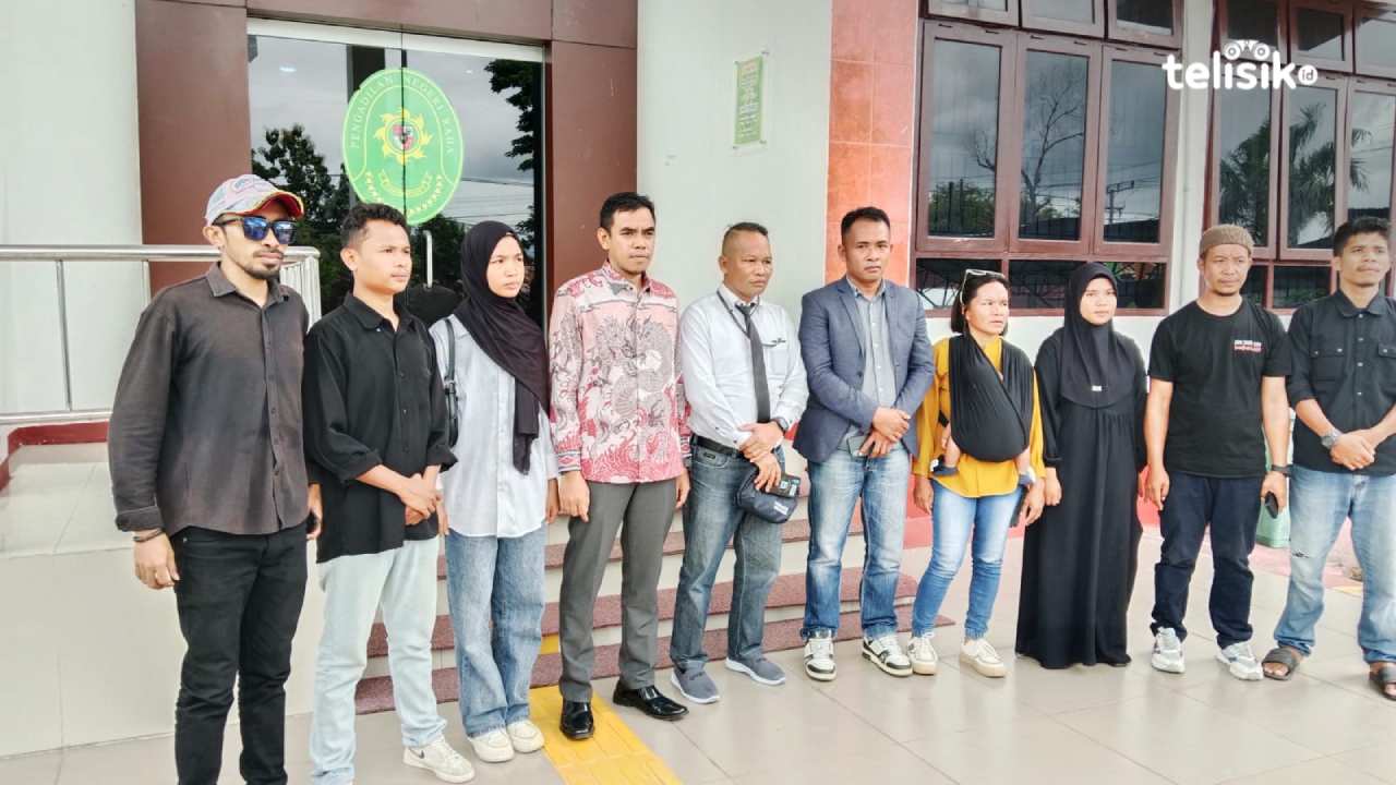 Praperadilan Ditolak, Keluarga Tersangka Dugaan Pencabulan Anak di Bawah Umur Demo di PN Raha