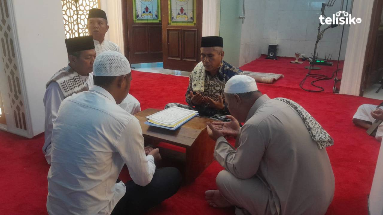 Pria Asal Kendari Resmi Masuk Islam di Masjid Raya Al-Kautsar