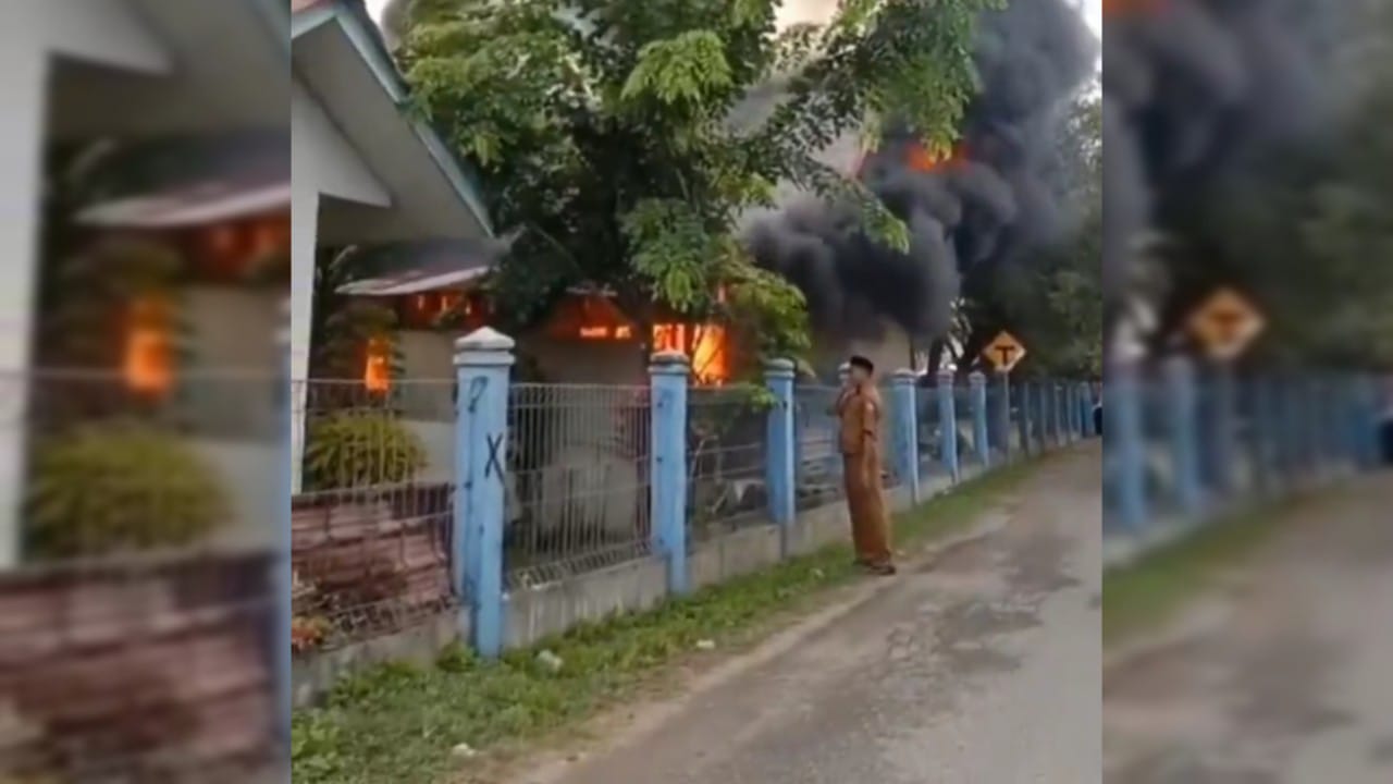 Viral ASN Kumandangkan Azan Saat Kebakaran, Netizen: Panggil Damkar Pak