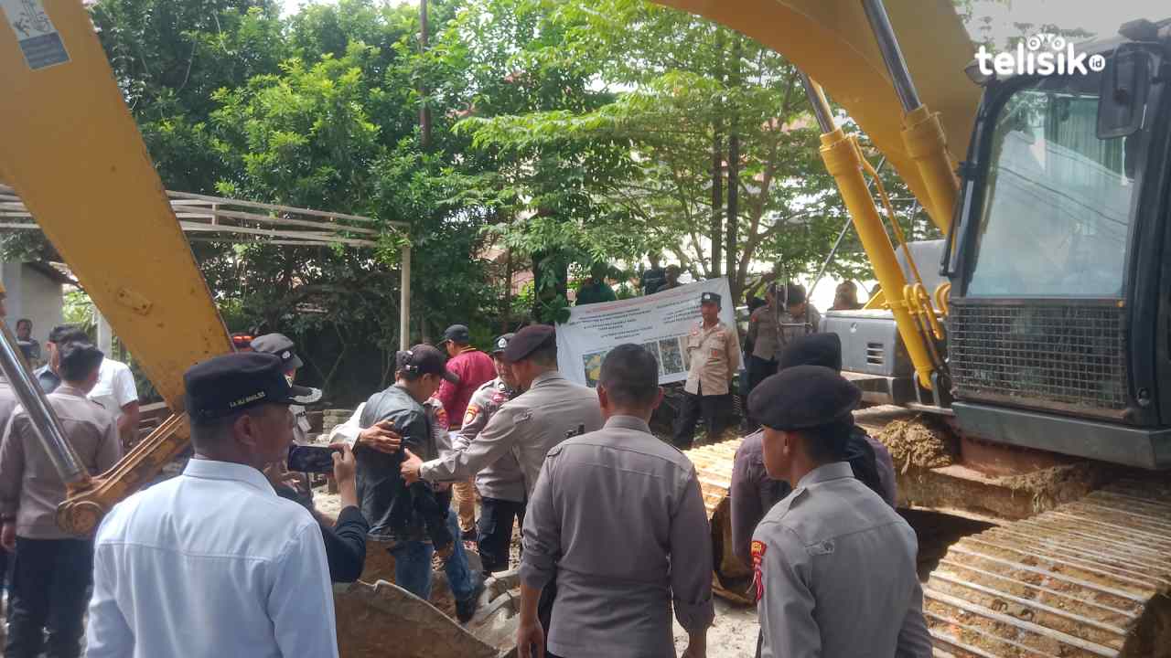 Aksi Nekat Pria di Kendari Panjat Ekskavator Hentikan Pembongkaran Rumah
