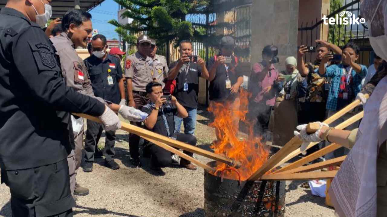 Barang Bukti Belasan Kejahatan di Baubau Dimusnahkan