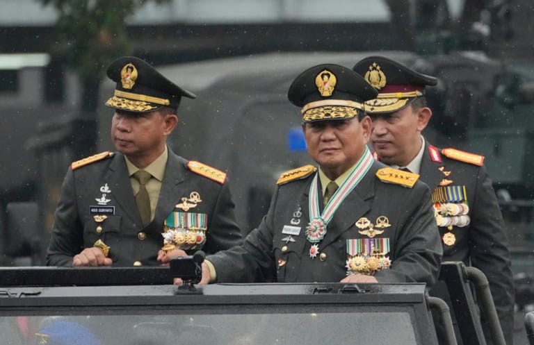 Kode Keras Prabowo Belum Mau Ganti Kapolri dan Panglima TNI