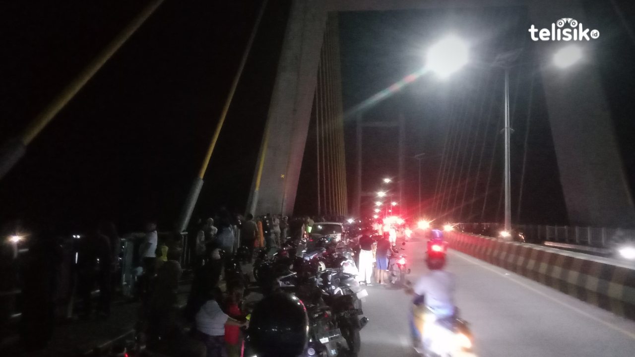 Pria Lompat di Jembatan Teluk Kendari Dilihat Penjual Siomay Banting Motor dan Menangis