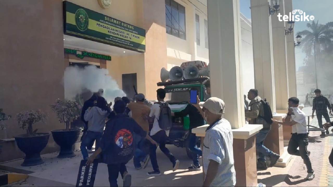 Puluhan Warga Kendari Bobol dan Lempar Pengadilan dengan Tomat, Dua Orang Terluka