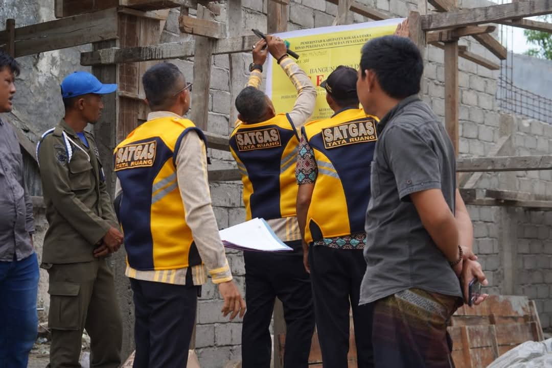 Ratusan Bangunan di Lasusua Kolaka Utara Tak Miliki IMB, Satu Ruko Disegel