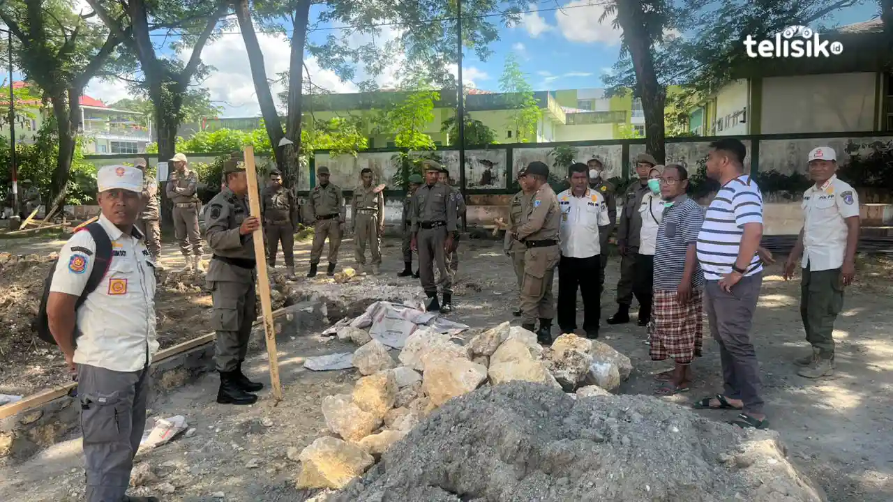 Satpol PP Muna Turun Bersihkan Material Bangunan Indomaret di Masjid Baitul Makmur