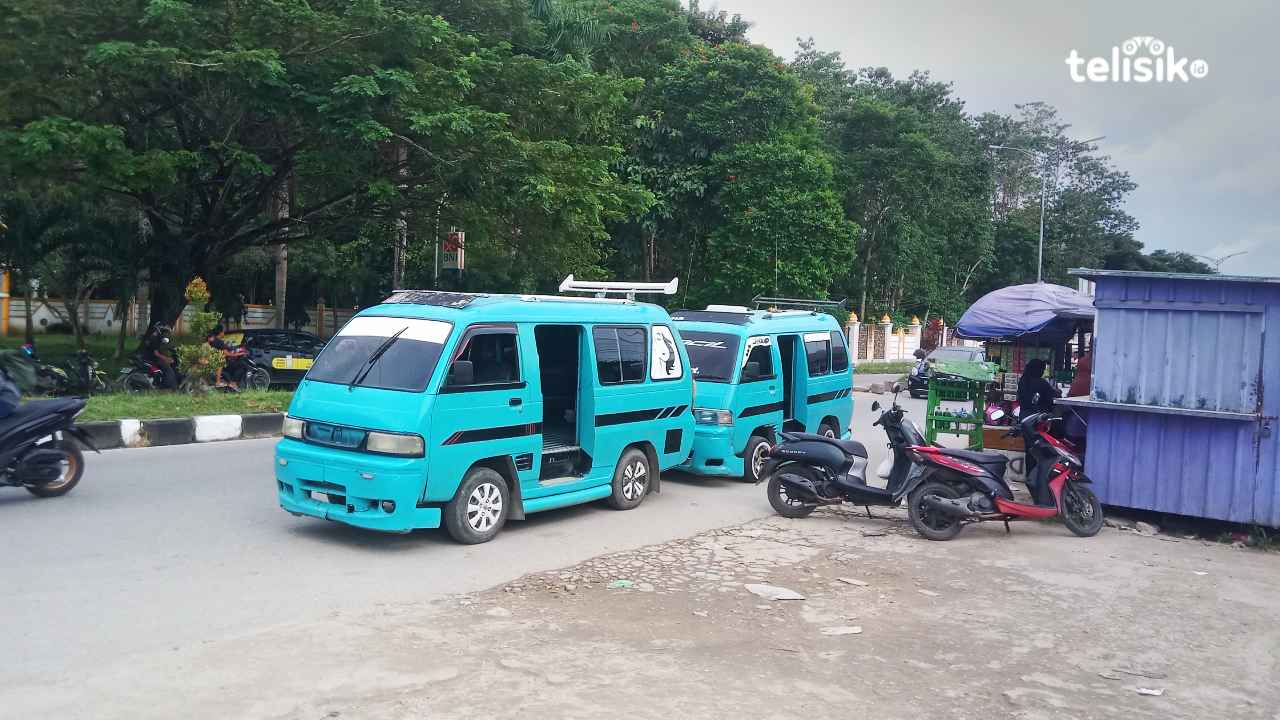 Sopir Angkot Kendari Mengeluh Tergerus Transportasi Online